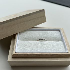 【AMATSU(アマツ)の口コミ】 シンプルだけど華やかさがあり、繊細なデザインがとてもお気に入りです。
…