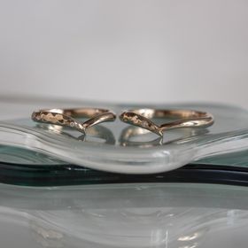 【Cayof(カヨフ)の口コミ】 槌目とシンプルな面を半々に組み合わせ、葉が重なるようなV字ラインのデザ…