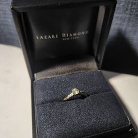 【ラザール ダイヤモンド(LAZARE DIAMOND)の口コミ】 他社の婚約指輪もいくつか見ていましたが、ダイヤモンドの輝きが頭一つ抜…