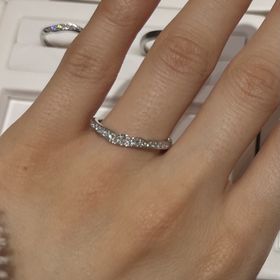 【俄(にわか)の口コミ】 ハーフエタニティでデザイン性のある指輪を探していた中で、花麗は一目見…