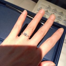 【銀座ダイヤモンドシライシの口コミ】 リングはストレートラインのプラチナです。メインのダイヤは0.247カラット…