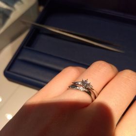 【銀座ダイヤモンドシライシの口コミ】 リングはプラチナのウェーブタイプです。婚約指輪はメインのダイヤは0.247…
