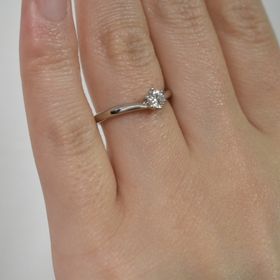 【銀座ダイヤモンドシライシの口コミ】 V字が合うと考えており、その中でも特にダイヤモンドが映えるシンプルなデ…