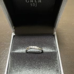 【GALA JEWELRY(ガラジュエリー)の口コミ】 指輪のデザインがとても気に入りました。
宝石の輝きも綺麗です。　
職人…