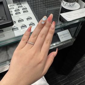 【ラザール ダイヤモンド(LAZARE DIAMOND)の口コミ】 ハーフエタニティリングで探していましたがお値段以上のデザインでとても…