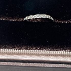 【アイプリモ(I-PRIMO)の口コミ】 細身の指輪で、ウェーブの形が指をとても綺麗に見せてくれるところが素敵…