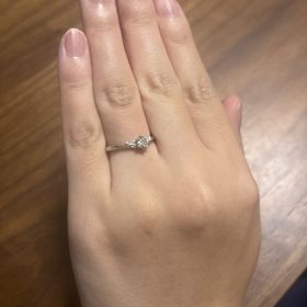 【ラザール ダイヤモンド(LAZARE DIAMOND)の口コミ】 指輪は左右対称2つずつ着いている小柄なダイヤモンドが中心となるメインの…