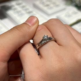 【銀座ダイヤモンドシライシの口コミ】 シンプルで毎日愛用できる結婚指輪を選びたいという思いと、
特別な日に重…