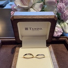 【TANZO.(鍛造指輪)の口コミ】 人と被らないようこだわりをつめこみブラックダイヤ、V字カット、ヘアーラ…