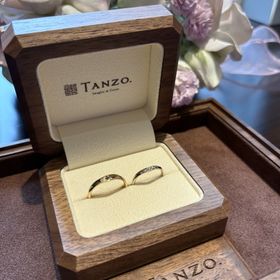 【TANZO.(鍛造指輪)の口コミ】 V字の形・面取りの加工でペア感をだしつつ、お互い好きなデザインの指輪を…
