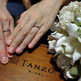 【TANZO.(鍛造指輪)の口コミ】 【素材】
プラチナでかつ傷がつきにくい鍛造製法で選びました。ただ着用1…