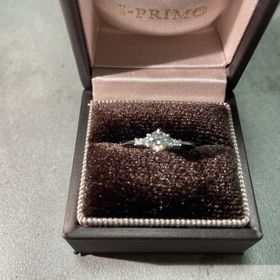 【アイプリモ(I-PRIMO)の口コミ】 中心のダイヤモンドの輝きもすごくわかりやすく、サイドのダイヤモンドが…