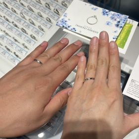 【銀座ダイヤモンドシライシの口コミ】 シンプルなデザインでありながらワンポイントに惹かれました。結婚指輪ら…