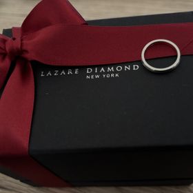 【ラザール ダイヤモンド(LAZARE DIAMOND)の口コミ】 シンプルなのにどの角度からみても輝いている指輪で、デザインはもちろん…