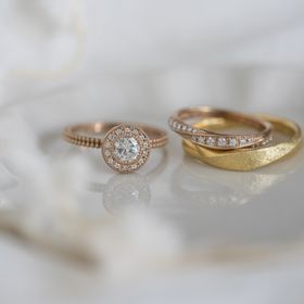 【Cayof(カヨフ)の口コミ】 結婚指輪は、メビウスのモチーフを共通に、夫はマット加工、妻はメレダイ…