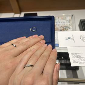 【銀座ダイヤモンドシライシの口コミ】 少し特徴的なデザインで、だけどシンプルに見えるところが、キラキラした…