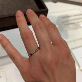 【ティファニー(Tiffany & Co.)の口コミ】 シンプルなリングにダイヤが３つ付いているのが、可愛さも感じられて気に…