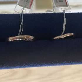 【Galopine & Galopin(ガロピーネガロパン)の口コミ】 シンプルで柔らかなS字のラインが優しい印象を与えてくれて、指をキレイに…