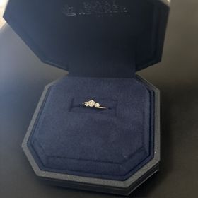 【ROYAL ASSCHER(ロイヤル・アッシャー)の口コミ】 ロイヤル・アッシャーの指輪は、何よりもその透明感のある白い輝きが魅力…