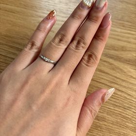 【LUCIE(ルシエ)の口コミ】 ダイヤが3連に並ぶ上品で可愛らしいデザインです。
中央のダイヤは縁取り…