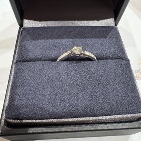 【ラザール ダイヤモンド(LAZARE DIAMOND)の口コミ】 2種類の形から迷った中で、台座の形がダイヤモンドを引き立たせる四角形の…