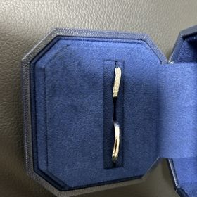 【ROYAL ASSCHER(ロイヤル・アッシャー)の口コミ】 指輪のデザインに一目惚れしました。
ダイヤがキラキラ輝いていてゴージャ…