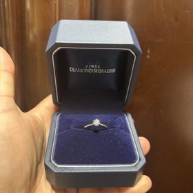 【銀座ダイヤモンドシライシの口コミ】 シンプルに、中心に向かって細くなってるので可愛い。
沢山のデザインがあ…