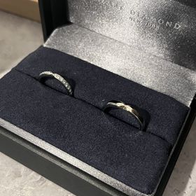 【ラザール ダイヤモンド(LAZARE DIAMOND)の口コミ】 真ん中の窪みがあるのがスタイリッシュで気に入ってます。
価格帯も想定通…