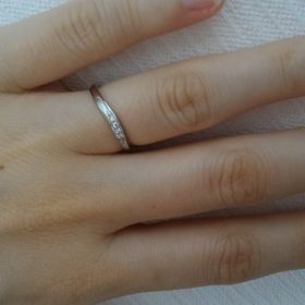 【銀座ダイヤモンドシライシの口コミ】 ストレートタイプでの結婚指輪を探していましたが、S字の指輪をつけたとき…