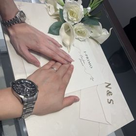 【アイプリモ(I-PRIMO)の口コミ】 デザインになります、新郎の指輪は全面に入っているカットが特徴的でスタ…