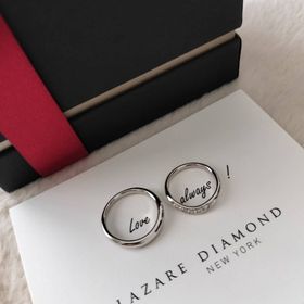 【ラザール ダイヤモンド(LAZARE DIAMOND)の口コミ】 デザインもよく、価格帯も想定通りだったので良かったです。
婚約指輪との…