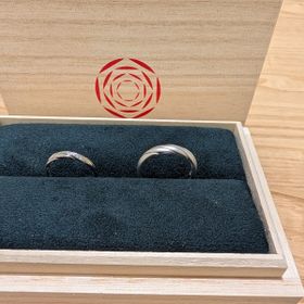 【出雲結(いずもゆい)の口コミ】 動きがあるデザインのため、細めのタイプを選びました。それぞれに石や加…