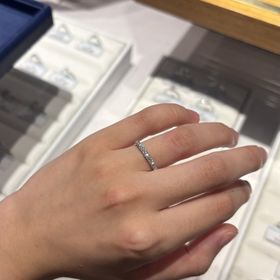 【銀座ダイヤモンドシライシの口コミ】 手が華やかになるハーフエタニティを探していました。明るいところでも暗…