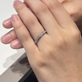【ラザール ダイヤモンド(LAZARE DIAMOND)の口コミ】 ハーフエタニティの中でも、真ん中のダイヤモンドが大きくなっているデザ…