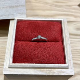 【出雲結(いずもゆい)の口コミ】 婚約指輪は普段使いではなく、特別な時のためを想定して選びました。骨ば…