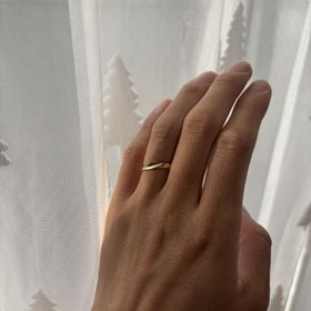 【CRAFY(クラフィ)の口コミ】 指輪を着用した手が綺麗に見えるデザインであり、色も気に入っています。…