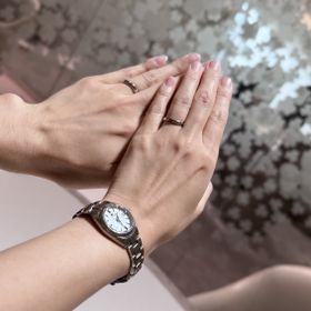 【MIKIMOTO(ミキモト)】の口コミ シンプルで上品なデザインです。男女で同じデザインで、太さが選べました。...