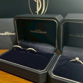 【銀座ダイヤモンドシライシの口コミ】 ウェーブのあるデザインで指がきれいにみえるのが特に気に入っているとこ…