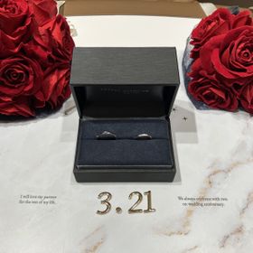 【ラザール ダイヤモンド(LAZARE DIAMOND)の口コミ】 指が綺麗に見えるウェーブの指輪で探しました。メレダイヤが5個付いている…