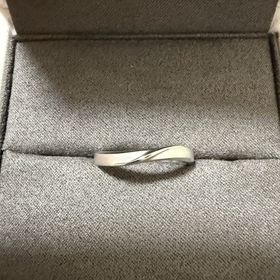 【EITO(エイト)の口コミ】 緩やかなS字で、歳をとってもつけられるようなシンプルなデザインで、とて…