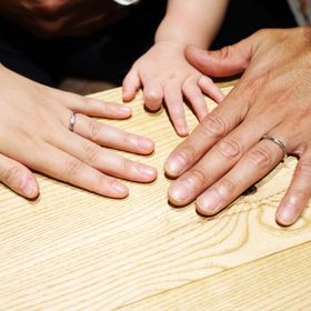 【出雲結(いずもゆい)の口コミ】 シンプルだけど上品さがあり、宝石がライン状にさりげなく輝いていて派手…