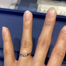 【銀座ダイヤモンドシライシの口コミ】 指輪のデザインはシンプルで、ハードプラチナを素材に使用しており、それ…