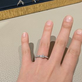 【ショーメ(CHAUMET)】の口コミ センターにペアシェイプのダイヤがあるものは珍しく、周囲にメレダイヤが複...