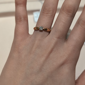 【ティファニー(Tiffany & Co.)の口コミ】 センターのダイヤモンドが大きめで婚約指輪らしい指輪ですが、指輪にピン…