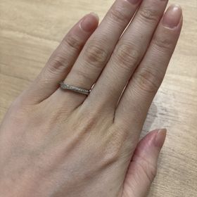 【銀座ダイヤモンドシライシの口コミ】 ねじれ具合と輝きと細さに上品さを感じれます。
サイズも0.5サイズまで刻…