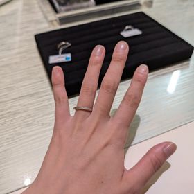 【TRECENTI(トレセンテ)の口コミ】 ダイヤモンドの数は9粒と多めですが、センターから両端に向かうにつれて斜…