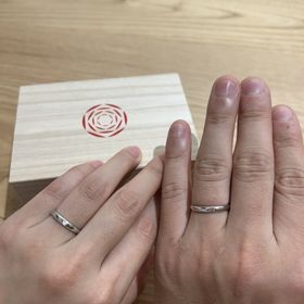 【出雲結(いずもゆい)の口コミ】 四角のダイヤが男性でも違和感なく装着できます。
私たちは「想結」の旧型…