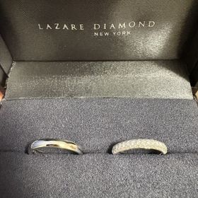 【ラザール ダイヤモンド(LAZARE DIAMOND)の口コミ】 別々なデザインですが、丸のシルエットで
ペアぽく見えるものもありかなと…