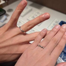 【銀座ダイヤモンドシライシの口コミ】 指輪の真ん中がプラチナになっていて両端に向かうにつれ斜めにダイヤモン…