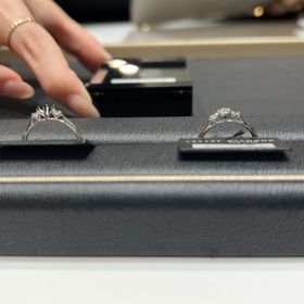 【ラザール ダイヤモンド(LAZARE DIAMOND)の口コミ】 ◾️指輪のデザイン
シンプルすぎず、派手すぎずを意識しました。ダイヤが3…